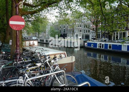 Bateaux modernes à Amsterdam Brouwersgracht Banque D'Images