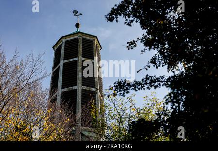 Hambourg, Allemagne. 30th octobre 2022. Le soleil brille sur la tour de l'église de l'ancien couvent des religieuses des Carmélites à Finkenwerder. Trois membres de la communauté Saint-Benoît prennent la relève de l'ancien couvent des religieuses des Carmélites. Credit: Axel Heimken/dpa/Alay Live News Banque D'Images