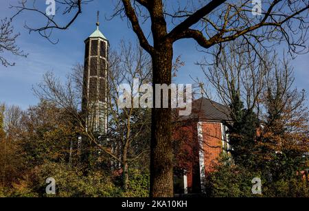 Hambourg, Allemagne. 30th octobre 2022. Le soleil brille sur l'église de l'ancien couvent des religieuses des Carmélites à Finkenwerder. Trois membres de la communauté Saint-Benoît prennent la relève de l'ancien couvent des religieuses des Carmélites. Credit: Axel Heimken/dpa/Alay Live News Banque D'Images