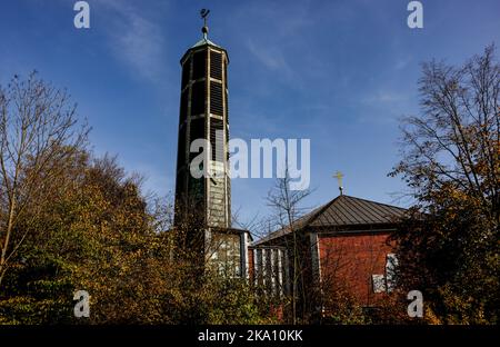 Hambourg, Allemagne. 30th octobre 2022. Le soleil brille sur l'église de l'ancien couvent des religieuses des Carmélites à Finkenwerder. Trois membres de la communauté Saint-Benoît prennent la relève de l'ancien couvent des religieuses des Carmélites. Credit: Axel Heimken/dpa/Alay Live News Banque D'Images