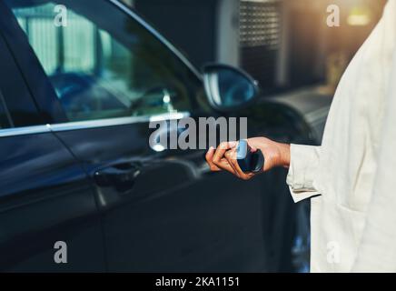 Voyagez avec style. Une femme d'affaires méconnaissable tenant des clés et sur le point d'ouvrir sa voiture à l'extérieur pendant la journée. Banque D'Images