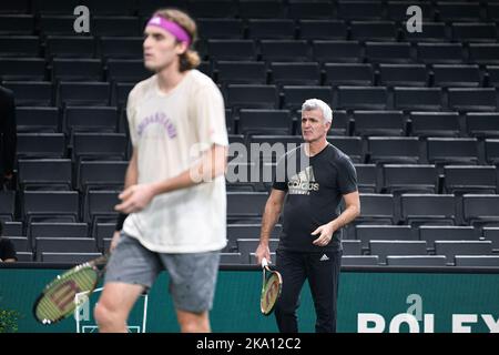 Apostolos Tsitsipas, père et entraîneur de Stefanos Tsitsipas pendant les Masters Rolex Paris, tournoi ATP Masters 1000, sur 30 octobre 2022 à l'Arena Accor à Paris, France. Photo de Victor Joly/ABACAPRESS.COM Banque D'Images