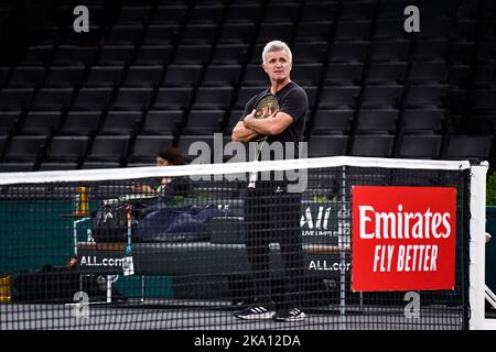 Apostolos Tsitsipas, père et entraîneur de Stefanos Tsitsipas pendant les Masters Rolex Paris, tournoi ATP Masters 1000, sur 30 octobre 2022 à l'Arena Accor à Paris, France. Photo de Victor Joly/ABACAPRESS.COM Banque D'Images