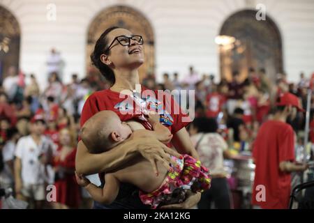 Rio de Janeiro, Brésil. 30th octobre 2022. Les partisans de l'ancien président da Silva célèbrent cette nuit-là sa victoire à l'élection présidentielle brésilienne dans le centre de Rio de Janeiro. Credit: Fernando Souza/dpa/Alay Live News Banque D'Images