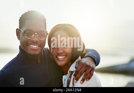 Juste les deux de nous. Portrait d'un jeune couple affectueux qui se joint à l'extérieur. Banque D'Images