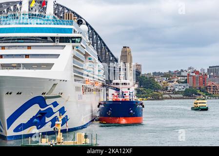 ICS RELIANCE vu ici ravitailler le navire de croisière P&O Coral Princess au terminal passagers outre-mer, est un navire-citerne ou bunker de 2011 produits pétroliers construits Banque D'Images