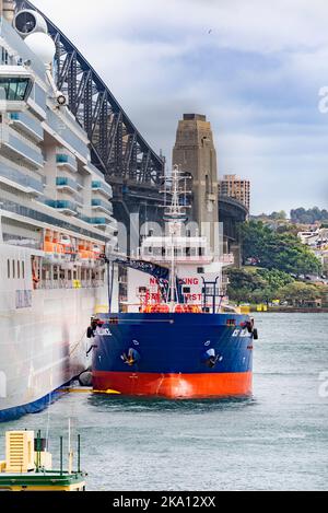 ICS RELIANCE vu ici ravitailler le navire de croisière P&O Coral Princess au terminal passagers outre-mer, est un navire-citerne ou bunker de 2011 produits pétroliers construits Banque D'Images