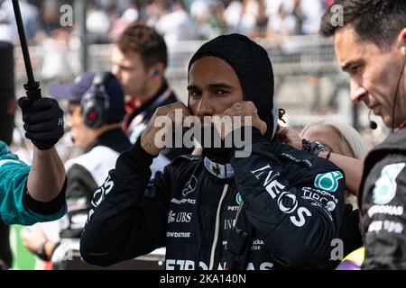 Mexico, Mexique. 30th octobre 2022. Lewis Hamilton se prépare à entrer dans sa voiture à la grille de départ du Grand Prix de Formule 1 dans le stade Aerodromo Hermanos Rodriguez au Mexique. Il y a 60 ans que la première Formule 1 est arrivée au Mexique. Credit: Lexie Harrison-Cripps/Alamy Live News Banque D'Images