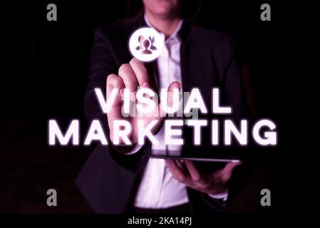 Légende du texte présentant Visual Marketing. Concept signifiant réduire le gaspillage d'eau en mesurant la quantité d'eau requise Homme assis sur le bureau travail et Banque D'Images