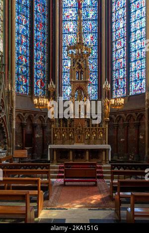 Amiens, France - 12 septembre 2022 : autel doré orné dans l'une des chapelles latérales de la cathédrale historique d'Amiens Banque D'Images