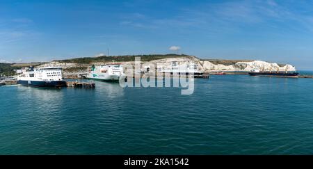 Douvres, Royaume-Uni - 11 septembre 2022 : ferries alignés dans le terminal de Douvres sur la Manche avec les falaises blanches de Douvres en t Banque D'Images