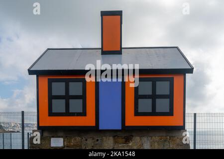 Folkestone, Royaume-Uni - 11 septembre 2022 : vue sur l'un des bungalows de dessins animés colorés de Richard Woods à Folkestone Banque D'Images