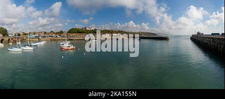 Folkestone, Royaume-Uni - 11 septembre 2022 : vue panoramique du port de Folkestone avec de nombreux bateaux à l'ancre Banque D'Images