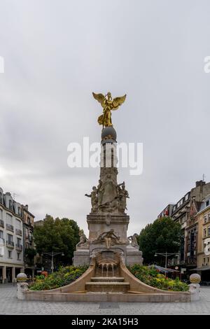Reims, France- 13 septembre 2022 : vue sur la statue de la Fontaine de Sube avec l'ange doré dans le centre-ville de Reims Banque D'Images