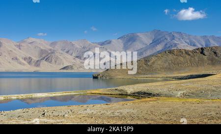 Vue panoramique sur le paysage de montagne du lac de Yashilkul en haute altitude dans les montagnes de Pamir à Gorno-Badakshan, Tadjikistan Banque D'Images