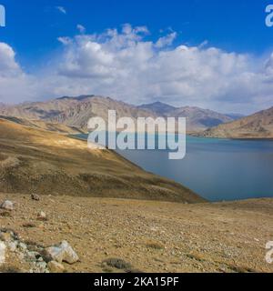 Vue pittoresque sur le lac de haute altitude Yashilkul, dans les montagnes de Pamir, à Gorno-Badakshan, au Tadjikistan Banque D'Images