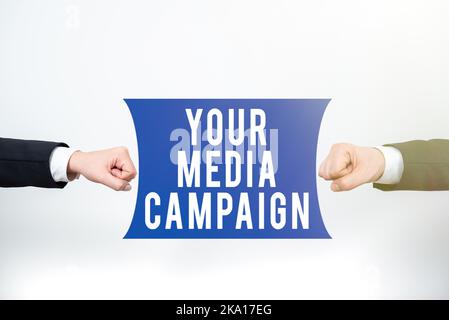 Écrivez votre campagne multimédia. Photo conceptuelle Publicité des affaires stratégies de marketing réussies Head Silhouette débordant avec des idées comme Banque D'Images