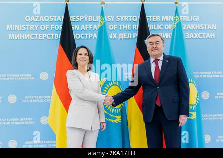 (LR) Annalena Baerbock (Alliance 90/les Verts), ministre fédéral des Affaires étrangères, rencontre Muchtar Tleuberdi, ministre des Affaires étrangères du Kazakhstan, pour des entretiens à Astana, 31 octobre 2022. Baerbock se rend au Kazakhstan et en Ouzbékistan pour des pourparlers. Banque D'Images