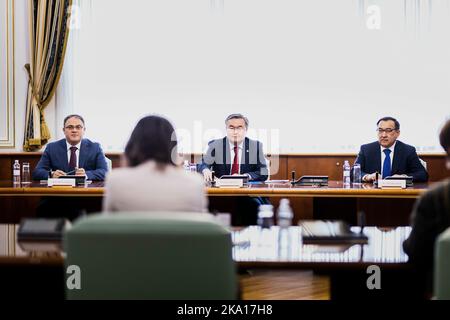 (LR) Annalena Baerbock (Alliance 90/les Verts), ministre fédéral des Affaires étrangères, rencontre Muchtar Tleuberdi, ministre des Affaires étrangères du Kazakhstan, pour des entretiens à Astana, 31 octobre 2022. Baerbock se rend au Kazakhstan et en Ouzbékistan pour des pourparlers. Banque D'Images