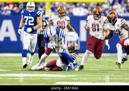 Indianapolis, Indiana, États-Unis. 30th octobre 2022. Indianapolis Colts en course de retour Nyheim Hines (21) exécute le ballon pendant le match de la NFL contre les Washington Commanders à Indianapolis, Indiana. John Mersiits/CSM/Alamy Live News Banque D'Images