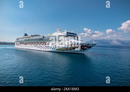 CORFOU, GRÈCE - 6 SEPTEMBRE 2022 : navire de croisière Norwegian Gem, Norwegian Cruise Line, départ du port de croisière de Corfou, Grèce. Banque D'Images