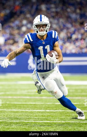 30 octobre 2022: Michael Pittman Jr. (11), grand receveur des miles d'Indianapolis, court avec le ballon pendant le match de la NFL contre les Washington Commanders à Indianapolis, Indiana. John Mersiits/CSM. Banque D'Images