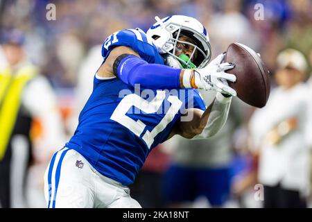 Indianapolis, Indiana, États-Unis. 30th octobre 2022. Les Indianapolis Colts qui ont fait la course de retour Nyheim Hines (21) attrape le ballon lors du match de la NFL contre les Washington Commanders à Indianapolis, Indiana. John Mersiits/CSM/Alamy Live News Banque D'Images