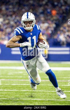 30 octobre 2022: Michael Pittman Jr. (11), grand receveur des miles d'Indianapolis, court avec le ballon pendant le match de la NFL contre les Washington Commanders à Indianapolis, Indiana. John Mersiits/CSM. Banque D'Images