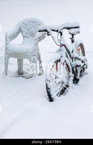 Vélo couvert de neige par une journée d'hiver Banque D'Images