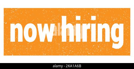 maintenant, le texte de location écrit sur le timbre orange grungy. Banque D'Images