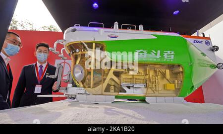 YANTAI, CHINE - le 31 OCTOBRE 2022 - les représentants de la communauté des affaires regardent un modèle de l'submersible en mer entière de 'Striver' à Mia Banque D'Images