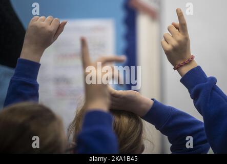 Photo du dossier datée du 27/11/19, d'enfants d'une école pendant un cours dans une école primaire. Les élèves du primaire doivent prendre part à une nouvelle initiative qui vise à assurer la santé de leur cerveau tout au long de la vie. Banque D'Images