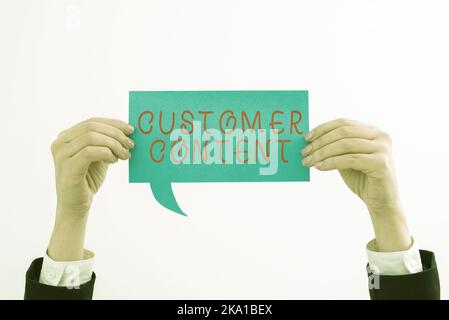 Légende conceptuelle contenu client. Les clients de vitrine d'affaires sont consacrés à des produits ou des services si d'une entreprise Businesswoman Holding Speech Banque D'Images