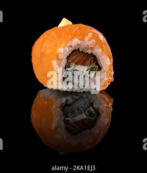 Sushi roll, cuisine japonaise sur fond noir Banque D'Images