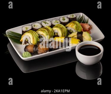 Assortiment de sushis végétariens avec sauce soja Banque D'Images