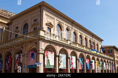 Teatro Comunale di Bologna, Italie, avec des affiches de l'opéra le plus célèbre interprété dans le Théâtre. Banque D'Images