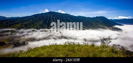 Pics de montagne dans le brouillard du matin au parc national de Bromo Tengger Semeru, Indonésie Banque D'Images