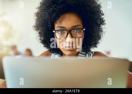 Elle conçoit son destin. Une jeune femme designer travaillant dans un bureau moderne. Banque D'Images