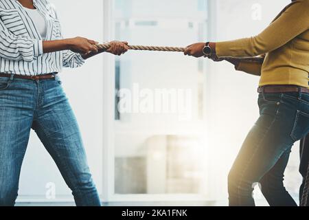 Luttez pour chaque affaire. Gros plan de deux femmes méconnaissables tirant sur une corde pendant un remorqueur de guerre. Banque D'Images