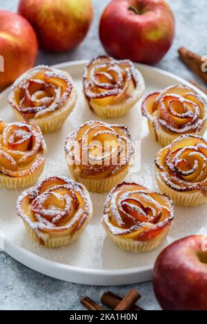 Roses aux pommes fraîchement cuites servies sur une plaque en céramique blanche Banque D'Images