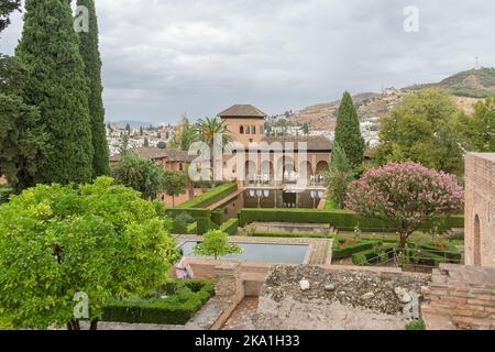 Alhambra Grenade Espagne - 09 14 2021: Vue sur le Palais du Partal ou Palacio del Partal , une structure palatiale autour des jardins et du lac d'eau à l'intérieur de L'A Banque D'Images