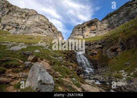 Belle cascade appelée Cola de Caballo sur la rivière Arazas dans le Parc National Ordesa y Monte Perdido dans les Pyrénées, Huesca, Espagne Banque D'Images