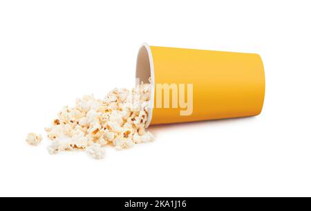 Pop-corn dispersé dans un seau jaune isolé sur fond blanc Banque D'Images