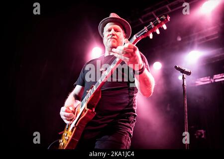 Oslo, Norvège. 27th, octobre 2022. Le groupe de rock américain Counting Crows joue un concert au Sentrum Scene d'Oslo. Ici, le guitariste Dan Vickrey est vu en direct sur scène. (Crédit photo: Gonzales photo - Terje Dokken). Banque D'Images