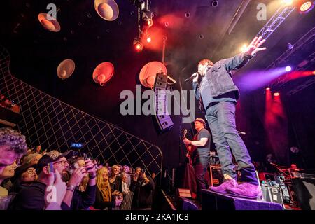 Oslo, Norvège. 27th, octobre 2022. Le groupe de rock américain Counting Crows joue un concert au Sentrum Scene d'Oslo. Ici, le chanteur Adam Duritz est vu en direct sur scène. (Crédit photo: Gonzales photo - Terje Dokken). Banque D'Images