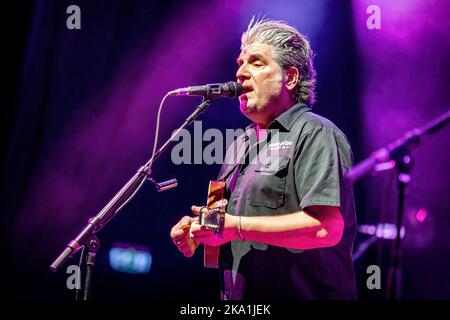 Oslo, Norvège. 27th, octobre 2022. Le groupe de rock américain Counting Crows joue un concert au Sentrum Scene d'Oslo. Ici, le musicien David Immerglück est vu en direct sur scène. (Crédit photo: Gonzales photo - Terje Dokken). Banque D'Images