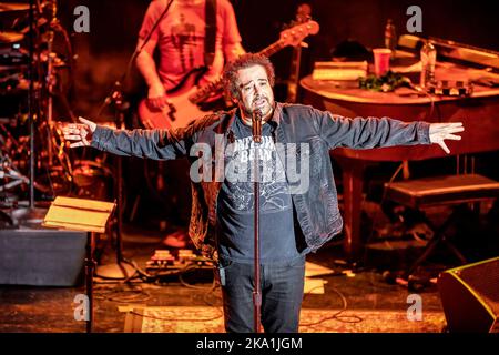 Oslo, Norvège. 27th, octobre 2022. Le groupe de rock américain Counting Crows joue un concert au Sentrum Scene d'Oslo. Ici, le chanteur Adam Duritz est vu en direct sur scène. (Crédit photo: Gonzales photo - Terje Dokken). Banque D'Images