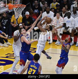 Los Angeles, États-Unis. 30th octobre 2022. Los Angeles Lakers avance Troy Brown Jr. Sur le centre Denver Nuggets Nikola Jovic (15) dans la première moitié de leur match NBA à Crypto.com Arena à Los Angeles dimanche, 30 octobre 2022. Photo de Jim Ruymen/UPI crédit: UPI/Alay Live News Banque D'Images