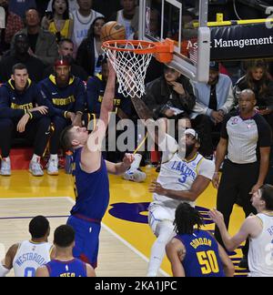 Los Angeles, États-Unis. 30th octobre 2022. Denver Nuggets centre Nikola Jokic (15) foules Los Angeles Lakers centre Anthony Davis (3) dans la deuxième moitié de leur match NBA à l'arène Crypto.com à Los Angeles dimanche, 30 octobre 2022. Photo de Jim Ruymen/UPI crédit: UPI/Alay Live News Banque D'Images