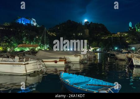 Castello Brown et Chiesa di San Giorgio sont fiers dans le clair de lune au-dessus du magnifique port ligurien de Portofino en Italie du Nord. Septembre 2022 Banque D'Images